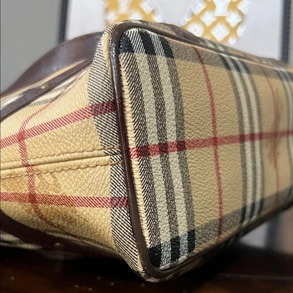 Burberry Vintage Haymarket Check Tote Bag in Coated Canvas and Leather - Picture 6 of 15